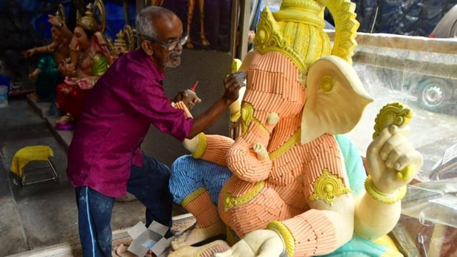 An artist uses coloured chalk sticks to make Ganpati idol, at a Ganesh workshop, Chinchpokli, in Mumbai, India, on Thursday. (Bhushan Koyande/HT Photo)