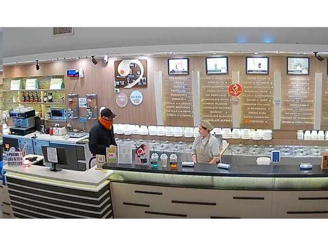El delincuente pidió disculpas y se llevó el efectivo ante la mirada de la empleada.
