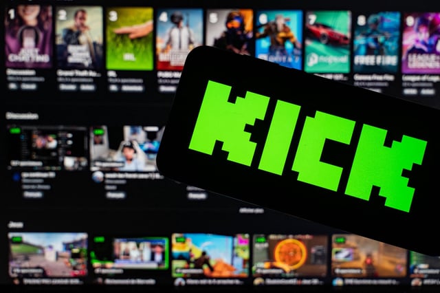 Kick ou Kick.com, plateforme australienne de streaming de vidéo en direct. Illustration : logo devant le site internet affiché sur un écran d’ordinateur. 