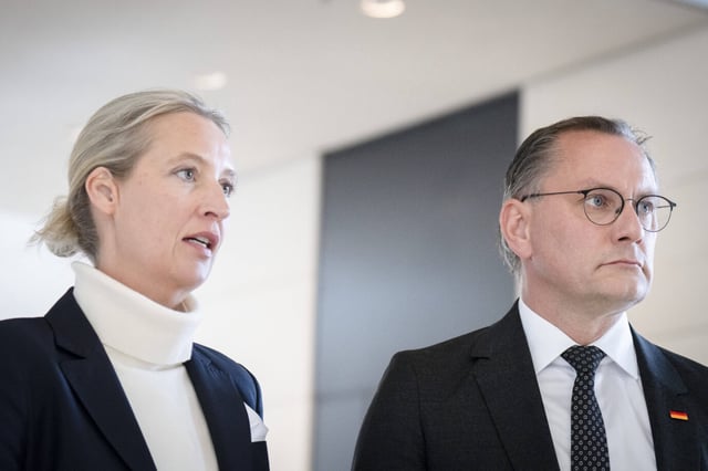 Alice Weidel und Tino Chrupalla, Bundessprecher der AfD, stehen nebeneinander bei einem Auftritt in Berlin. Beide wirken ernst, im Hintergrund ist ein unscharfer Gebäudebereich zu sehen. Die Bundessprecher der AfD, Alice Weidel und Tino Chrupalla, im Bundestag: Richten sich im „Verdachtsfall“-Verfahren an Karlsruhe. Foto: IMAGO / Bernd Elmenthaler