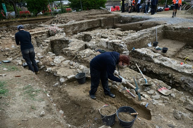 Des archéologues s'activent sur les vestiges d'un mausolée dans la cité gallo-romaine de Vienne, dans le Rhône, le 21 août 2025, sur le site de Saint-Romain-en-Gal