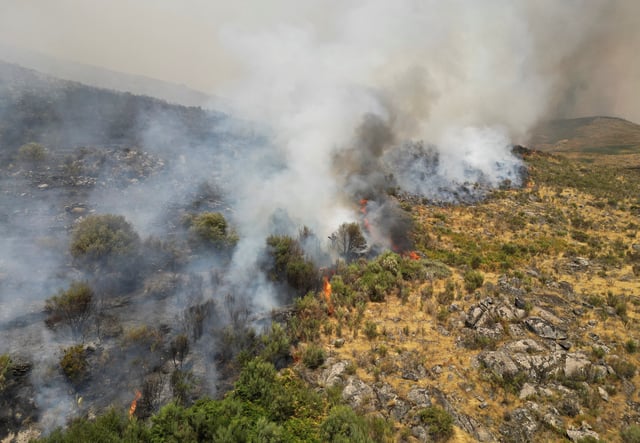 A drone view shows wildfire advancing through vegetation near Unhais da Serra, Covilha area, Portugal, August 21, 2025. REUTERS/Violeta Santos Moura