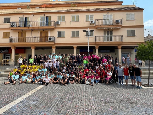 Celebración de la Mascletà Manual a cargo de Interpenyes en la plaza del Pueblo de Paterna