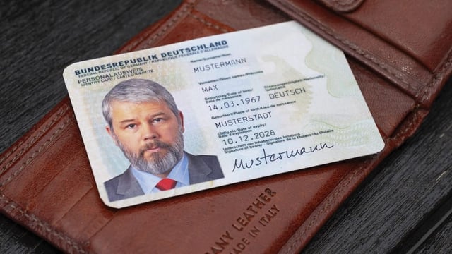 Der deutsche Personalausweis wird teurer, genaue Erhöhung steht noch nicht fest.