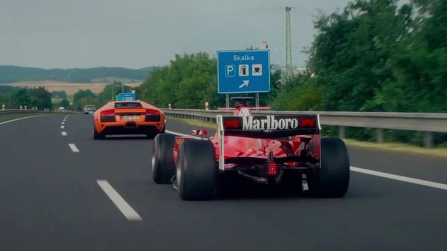 Ein roter Ferrari jagt illegal über die Autobahn.