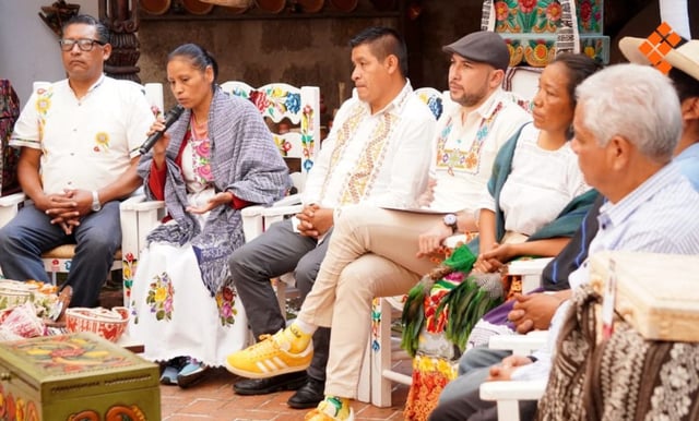 Pátzcuaro: Cuanajo, listo para el concurso de muebles, textil y bordado