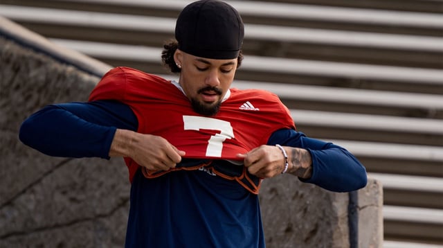 UTEP sophomore quarterback Malachi Nelson (7) pulls down his jersey befor spring practice at the Sun Bowl in El Paso, Texas, on Friday, April 4, 2025. © Gaby Velasquez/ El Paso Times / USA TODAY NETWORK via Imagn Images