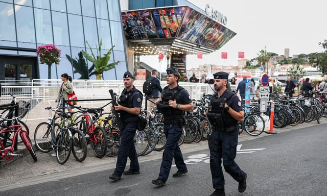 Des agents de la police anti-émeute CRS passent devant le Casino Barrière Le Croisette lors de la 78e édition du Festival de Cannes, à Cannes, dans le sud de la France, le 16 mai 2025. (Photo : SAMEER AL-DOUMY / AFP)