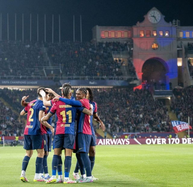 Los jugadores del Barça celebran un gol en Montjuïc.