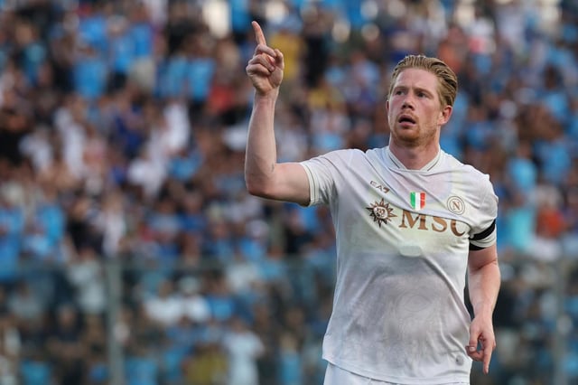 Kevin De Bruyne celebra tras marcar un gol para el Napoli en el partido de pretemporada contra Girona, el sábado 9 de agosto de 2025, en Nápoles. (Alessandro Garofalo/LaPresse vía AP)
