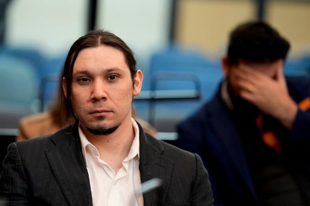 Nicolás Carrizo se sienta ante el tribunal antes del inicio de un juicio contra los presuntos responsables del intento de asesinato de la expresidenta y exvicepresidenta Cristina Fernández en Buenos Aires, Argentina, el miércoles 26 de junio de 2024. Junto con Fernando Sabag Montiel y Brenda Uliarte, Carrizo Está acusado de planificar y ejecutar el ataque de septiembre de 2022, al que Fernández sobrevivió cuando el arma no disparó. (AP Foto/Natacha Pisarenko)