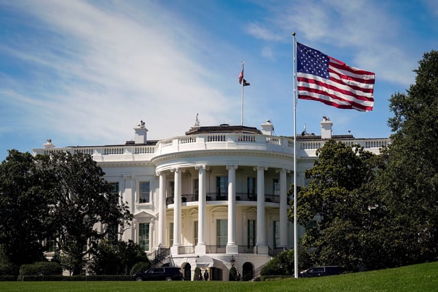 A general view of the White House as U.S. President Donald Trump's motorcade returns following a trip to Trump National Golf Club, in Washington, D.C., U.S., July 20, 2025. REUTERS/Al Drago/File Photo