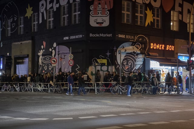 Menschen stehen Schlange vor dem Kit Kat Club in Berlin.