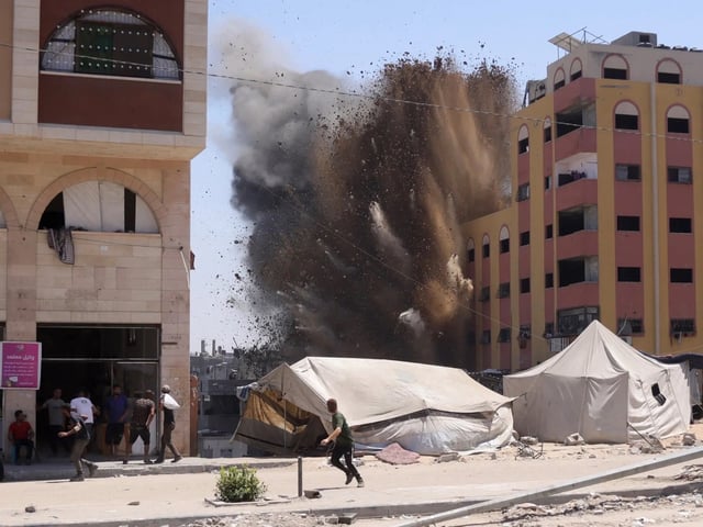 Un ataque israelí impacta en un edificio el miércoles en Jabaliya, en el norte de la Franja de Gaza. Foto Bashar Taleb/Agence France-Presse