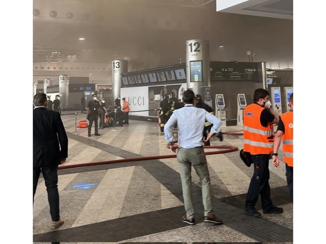 El incendio ocasionó una nube de humo negro que obligó a evacuar el aeropuerto.