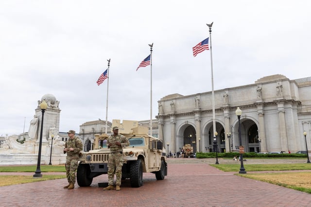 Miembros de la Guardia Nacional patrullan Washington D.C.