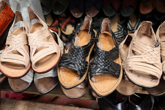 Sandalias conocidas como "huaraches" a la venta en un mercado de Oaxaca, México, el viernes 8 de agosto de 2025. (AP Foto/Luis Alberto Cruz)