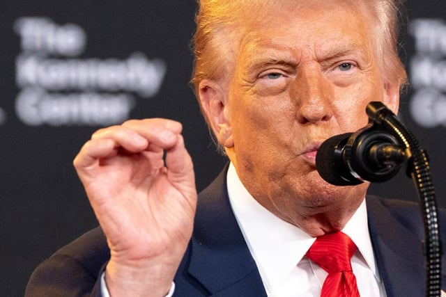 ARCHIVO - El presidente Donald Trump habla en el Centro Kennedy, el miércoles 13 de agosto de 2025, en Washington. (AP Foto/Alex Brandon, archivo)