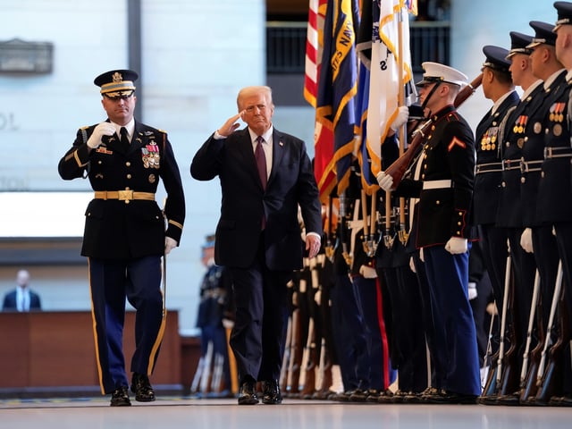 Washington (United States), 20/01/2025.- US President Donald Trump (2-L) reviews the troops in Emancipation Hall of the US Capitol, during his Inauguration ceremony, in Washington, DC, USA, 20 January 2025. Trump was sworn in for a second term as president of the United States on 20 January. (Estados Unidos) EFE/EPA/GREG NASH / POOL