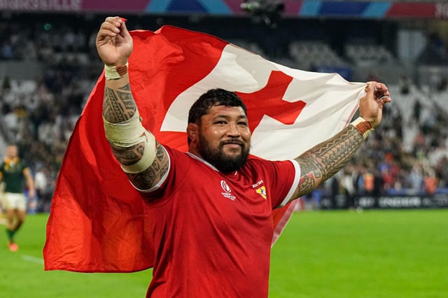 2RYKR7F Tonga's Ben Tameifuna holds his country's flag after the Rugby World Cup Pool B match between South Africa and Tonga, at Marseille's Stade Velodrome, France Sunday, Oct. 1, 2023. (AP Photo/Pavel Golovkin)