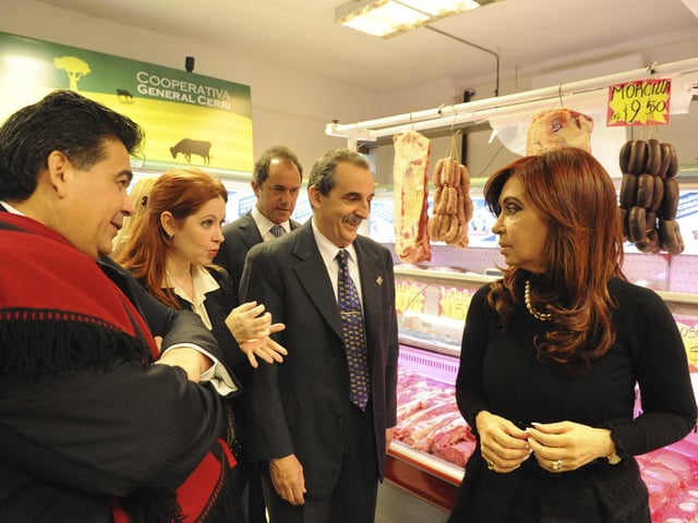 Argentina's President Cristina Fernandez de Kirchner (R) visits a meat market with Jose C. Paz's Mayor Mario Ishi (L), actress Andrea Del Boca (2nd L), Buenos Aires province governor Daniel Scioli (C, back) and Secretary of Commerce Guillermo Moreno in Jose C. Paz, on the outskirts of Buenos Aires, May 12, 2011. Argentine President Cristina Fernandez said on Thursday she is "not dying to be president again," deepening speculation about whether she will run for re-election in an October 23 vote. The center-left leader has a giant lead ahead of opposition candidates in election polls, but she is keeping the country guessing over her plans.  REUTERS/Argentine Presidency/Handout (ARGENTINA - Tags: POLITICS ELECTIONS ENTERTAINMENT) FOR EDITORIAL USE ONLY. NOT FOR SALE FOR MARKETING OR ADVERTISING CAMPAIGNS. THIS IMAGE HAS BEEN SUPPLIED BY A THIRD PARTY. IT IS DISTRIBUTED, EXACTLY AS RECEIVED BY REUTERS, AS A SERVICE TO CLIENTS jose C. paz daniel scioli mario ishii guillermo moreno andrea del boca actividad presidencia presidenta inauguracion mercado en jose c. paz ministros intendente actriz