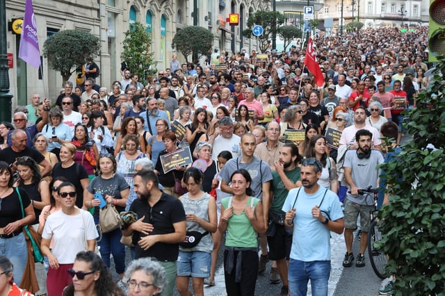 Cientos de personas salen a la calle en Vigo a protestar por la gestión de los incendios... bajo la ceniza