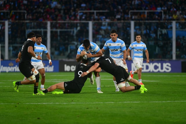 El cordobés Joaquín Oviedo, seguido por Gonzalo García y Pablo Matera. Los tres volverán a ser titulares contra los All Blacks por la segunda fecha del Rugby Championship. (Nicolás Bravo / La Voz)