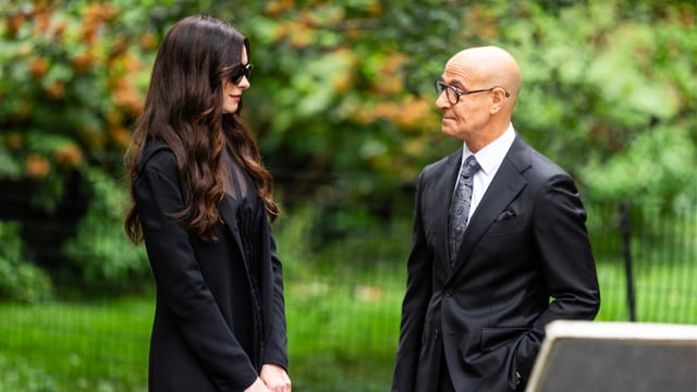 ¿Miranda Priestly murió Estas son las fotos que muestran a Anne Hathaway y Stanley Tucci en atuendos de luto en el rodaje de DWP2 y preocuparon a los fans .png