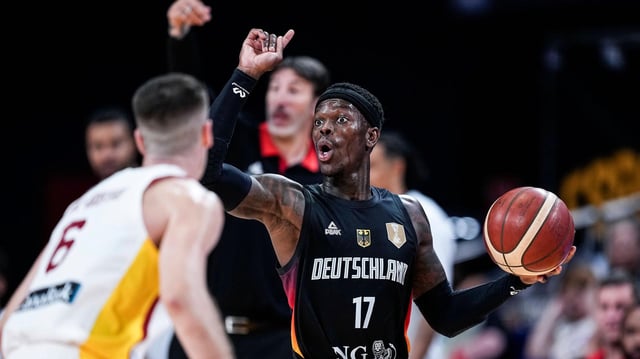 Deutschlands Dennis Schröder sagt seinen Kollegen den Spielzug an