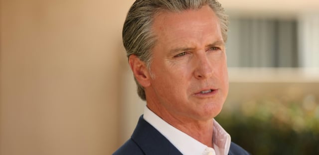 Le gouverneur de Californie, Gavin Newsom, donne une conférence de presse à Downey (Californie), le 16 juillet 2025