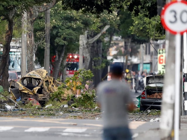 AME2480. CALI (COLOMBIA), 21/08/2025.-CALI (COLOMBIA), 21/08/2025.- Fotografía que muestra la zona del atentado tras una explosión en inmediaciones de la Escuela Militar de Aviación Marco Fidel Suárez este jueves, en Cali (Colombia). Al menos cinco personas murieron y 36 resultaron heridas por un atentado perpetrado con un camión bomba. EFE/ Ernesto Guzmán