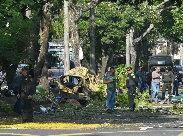 Bei der Explosion einer Autobombe in Kolumbien sind am Donnerstag mindestens fünf Menschen getötet worden. Wie die Polizei mitteilte, wurden bei dem mutmaßlichen Anschlag in einer belebten Straße in der Stadt Cali im Südwesten des südamerikanischen Landes zudem 36 weitere Menschen verletzt.