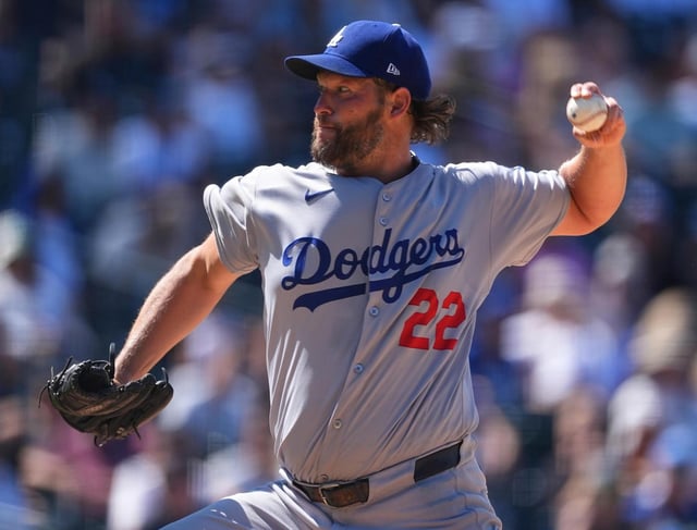 Clayton Kershaw, de los Dodgers de Los Ángeles, lanza frente a los Rockies de Colorado en el duelo del jueves 21 de agosto de 2025 (AP Foto/David Zalubowski)