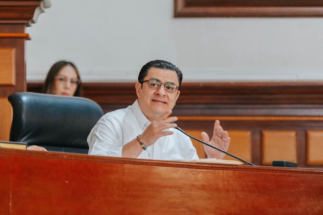 El edil de Morena, Chema Martínez, criticó a regidores del PAN, PRI y Hagamos por votar junto con MC, el alza al predial.