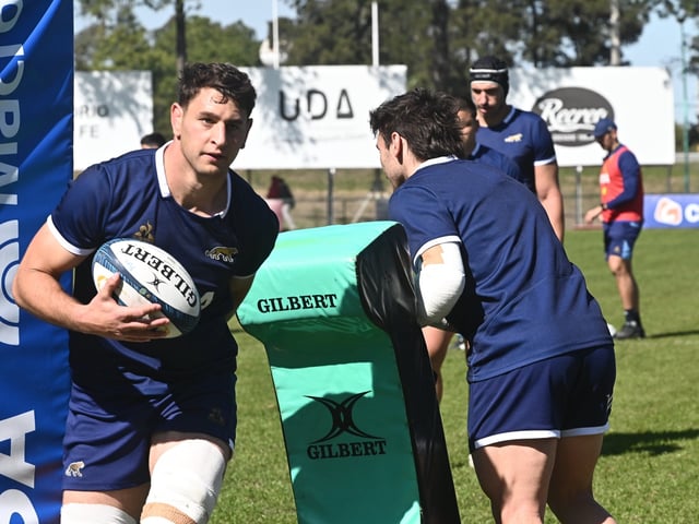 Juan Martín González, de frente, y Mateo Carreras, de espaldas, serán titulares el sábado ante los All Blacks.