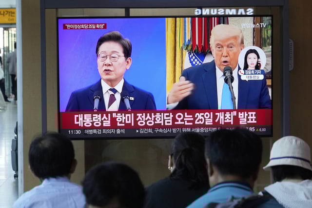 FILE - People watch a TV screen showing a file image of South Korean President Lee Jae Myung, left, and U.S. President Donald Trump during a news program at the Seoul Railway Station in Seoul, South Korea, Tuesday, Aug. 12, 2025. The signs read, "The presidential office announced that the South Korea-U.S. summit will be held on the 25th." (AP Photo/Ahn Young-joon, File)