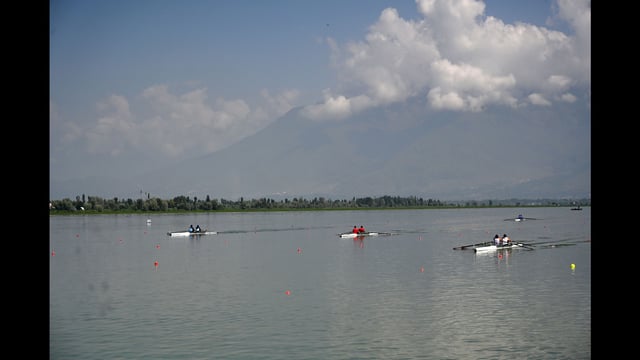 Participants take part in Dal Lake during the first khelo india water sports event in Srinagar on Thursday. (Waseem Andrabi /HT)