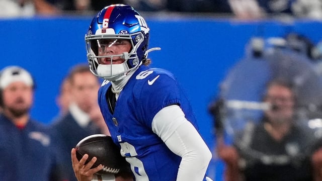 New York Giants quarterback Jaxson Dart (6) carries the all against the New England Patriots 