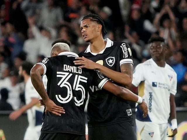 Soccer Football - Copa Libertadores - Round of 16 - Second Leg - LDU Quito v Botafogo - Estadio Rodrigo Paz Delgado, Quito, Ecuador - August 21, 2025
Botafogo's Newton and Danilo look dejected after the match REUTERS/Cristina Vega