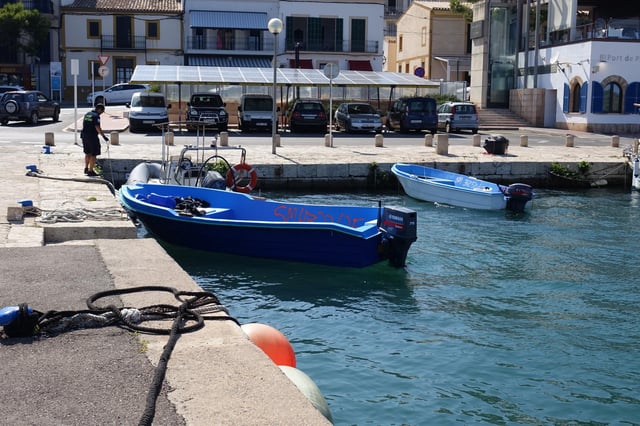 Dos pateras amarradas en el puerto de Portocolom.
