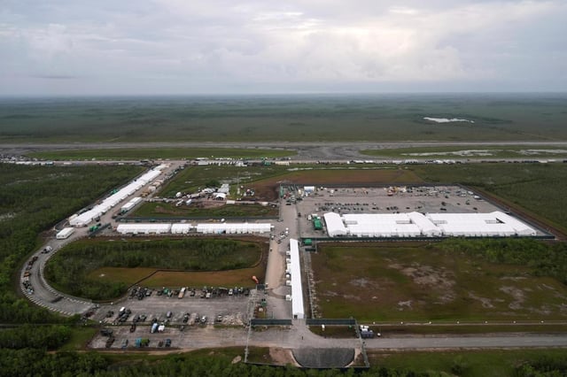Obras de un nuevo centro para la detención de inmigrantes conocido como "Alcatraz de los Caimanes" el 4 de julio de 2024, en Ochopee, Florida. (AP Foto/Rebecca Blackwell, Archivo)
