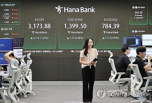 A dealing room at Hana Bank in central Seoul on Aug. 21, 2025 (Yonhap)