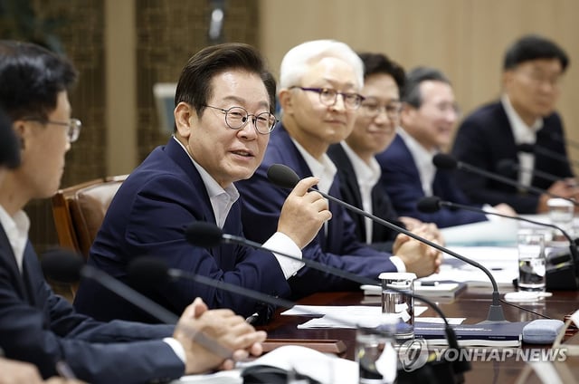 President Lee Jae Myung (2nd from L) presides over a plenary meeting of the Presidential Advisory Council on Science & Technology held at the presidential office in Seoul on Aug. 22, 2025. (Pool photo) (Yonhap) 