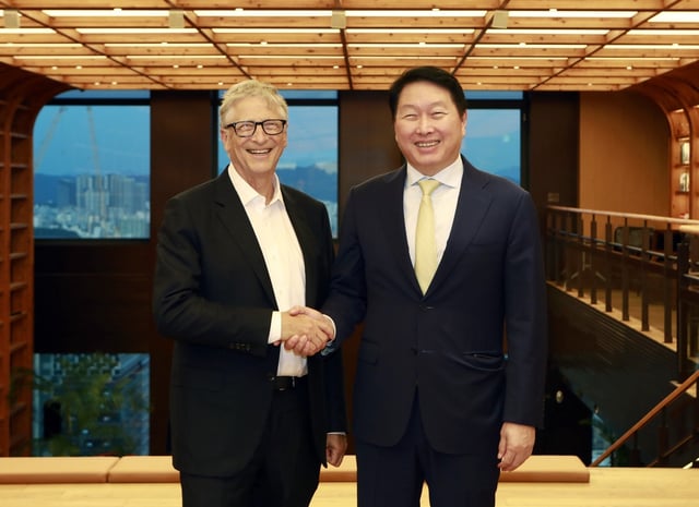 SK Group Chairman Chey Tae-won (R) shakes hands with Bill Gates, chair of the Gates Foundation, in Seoul on Aug. 21, 2025, in this photo released by SK Group on Aug. 22. (PHOTO NOT FOR SALE) (Yonhap)