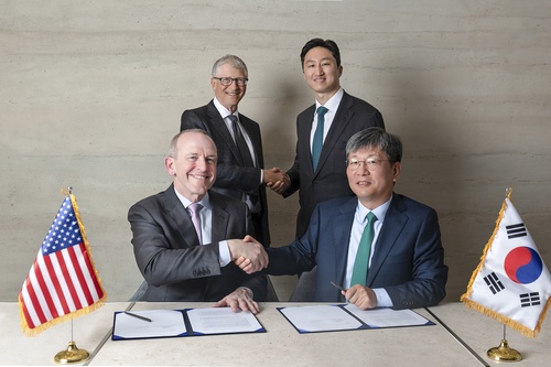 In this photo taken March 12, 2025, and provided by HD Hyundai Co., Won Kwang-shik (R, front row), head of the marine energy business division at HD Hyundai Heavy Industries Co., shakes hands with Chris Levesque (L, front row), president and CEO of TerraPower, after signing a memorandum of understanding (MOU) on cooperation in small modular reactor (SMR) projects in the United States. Behind them, Bill Gates (L, second row), chairman and founder of TerraPower, and HD Hyundai Executive Vice Chairman Chung Ki-sun (R, second row) also shake hands during the event. (PHOTO NOT FOR SALE) (Yonhap)     