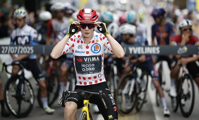 Cycling - Tour de France - Stage 21 - Mantes-la-Ville to Paris - Mantes-la-Ville, France - July 27, 2025 Team Visma | Lease a Bike's Jonas Vingegaard before the start of Stage 21 REUTERS/Benoit Tessier/File Photo