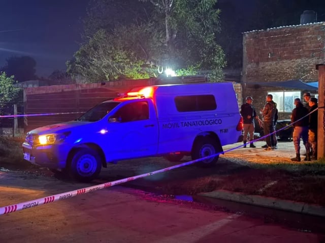 Los peritos trabajando en el lugar.