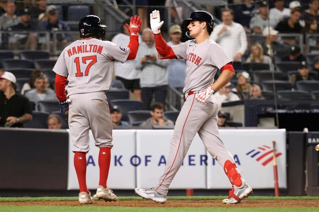 David Hamilton (izquierda) y Roman Anthony, de los Medias Rojas de Boston festejan el jonrón de dos carreras del segundo ante los Yankees de Nueva York el jueves 21 de agosto de 2025 (AP Foto/Pamela Smith)