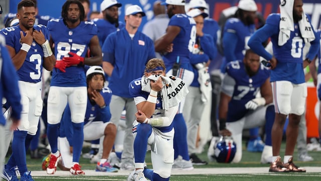 Aug 21, 2025; East Rutherford, New Jersey, USA; New York Giants quarterback Jaxson Dart (6), center, looks on with teammates are medical staff tend to cornerback TJ Moore (30) after an injury during the second half against the New England Patriots at MetLife Stadium. Mandatory Credit: Vincent Carchietta-Imagn Images