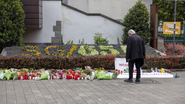  Ein Mann betrachtet Blumen die nach der Messerattacke auf dem Solinger Stadtfest in der Nähe des Tatortes niedergelegt wurden.
